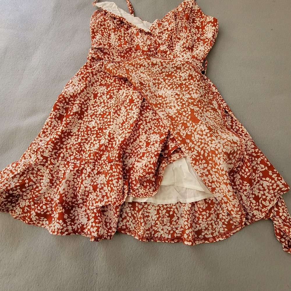 Hello Molly Just Redwhiteprints Dress Tiered Wrap Mini Floral Vneck size S - Picture 8 of 12